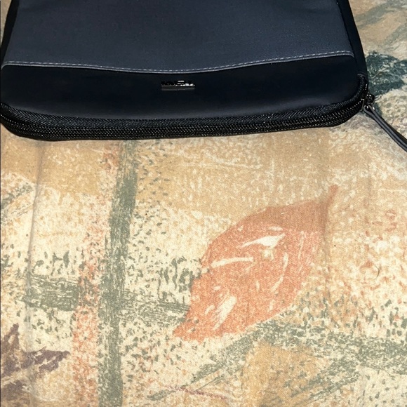 Tumi Black and Gray Toiletry Bags Sleek Durable Design - Picture 6 of 9